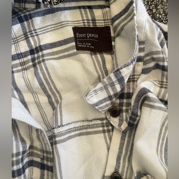 White free press size medium flannel with blue grey stripes - Picture 2 of 2